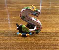 Mary Engelbreit 1999 Decorative Resin Letter “S” 3” Tall Dog Sunflowers
