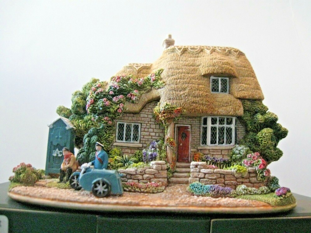 Lilliput Lane Collectibles To The Rescue. Mint in original box with deed.