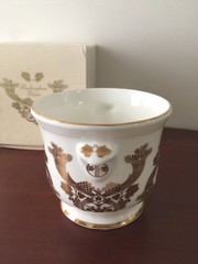 BUCKINGHAM PALACE SOUVENIR PLANTER FINE BONE CHINA GOLD TRIM QUEEN ELIZABETH II