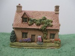Lilliput Lane Cottages Damson Cottage Mint in original box with deed. L3526