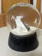 VINTAGE SOUVENIR OF THE ROCK AND ROLL HALL OF FAME GLITTER SNOW GLOBE