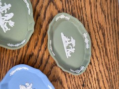 LARGE COLLECTION OF WEDGWOOD JASPER JASPERWARE MINIATURE PLATES TRINKET DISHES