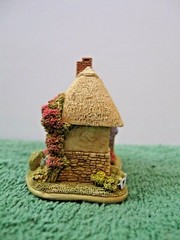 Lilliput Lane The Perfect Gift. Mint in original box. L2952
