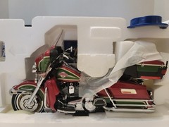 FRANKLIN MINT HARLEY DAVIDSON 2005 HD ULTRA CLASSIC ELECTRA GLIDE HOLIDAY BIKE