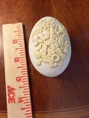 Wedgwood Primrose Yellow On White Jasperware 2.75″ Daffodil Egg – Original Box