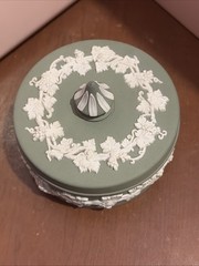 Wedgwood Green Jasperware Vint. Round Lidded Grapevine Trinket Porcelain Box,EUC