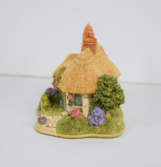 Lilliput Lane Dun Romin L2910. Mint in its original box with a deed.