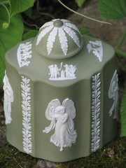 WEDGWOOD RARE TEA CADDY GREEN DIP JASPER AND WHITE RELIEFS OF ZEPHYRS AND GARLAN