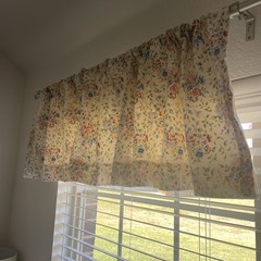 Longaberger Spring Floral Lined Fabric Valance 75”x 18″ and 6 matching cushions