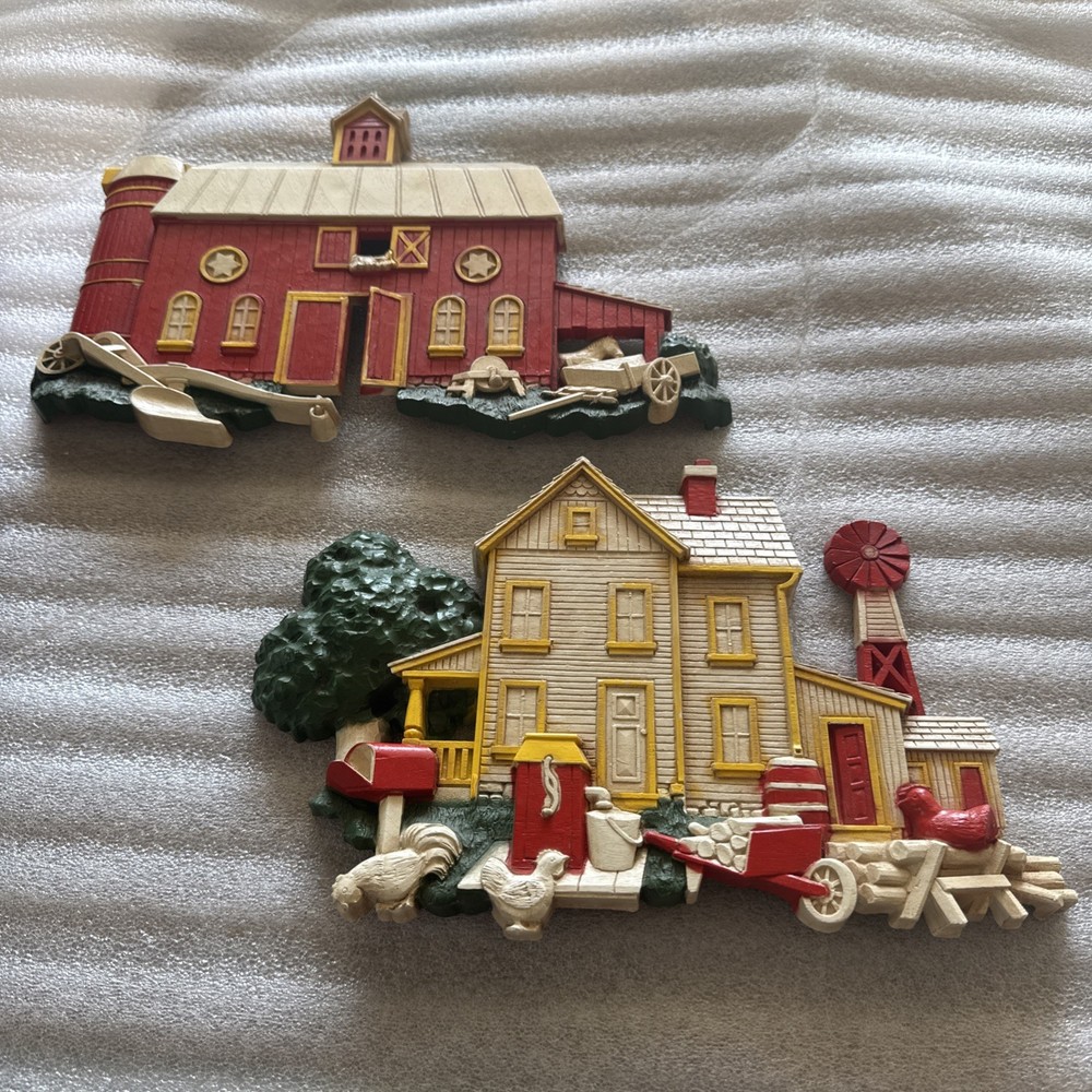 Vintage 1975 HOMCO Plastic WALL PLAQUES RED BARN AND FARM HOUSE Kitchen Wall Art