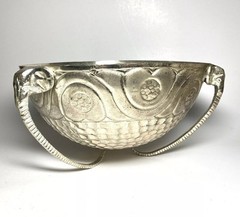 Taneez Pakistan Silver Tone Decorative Relief Elephant Head Tripod Stand Bowl 8″