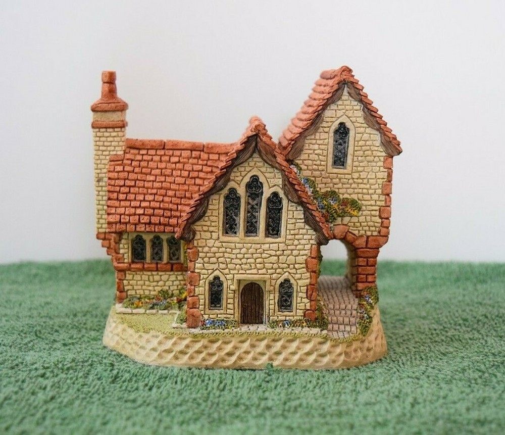 David Winter Staffordshire Vicarage. In excellent condition with COA, boxed.