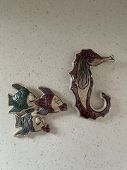 2000 Blue Sky Clay Works SEA HORSE & Fish Kissy Face Wall Art Heather Goldminc
