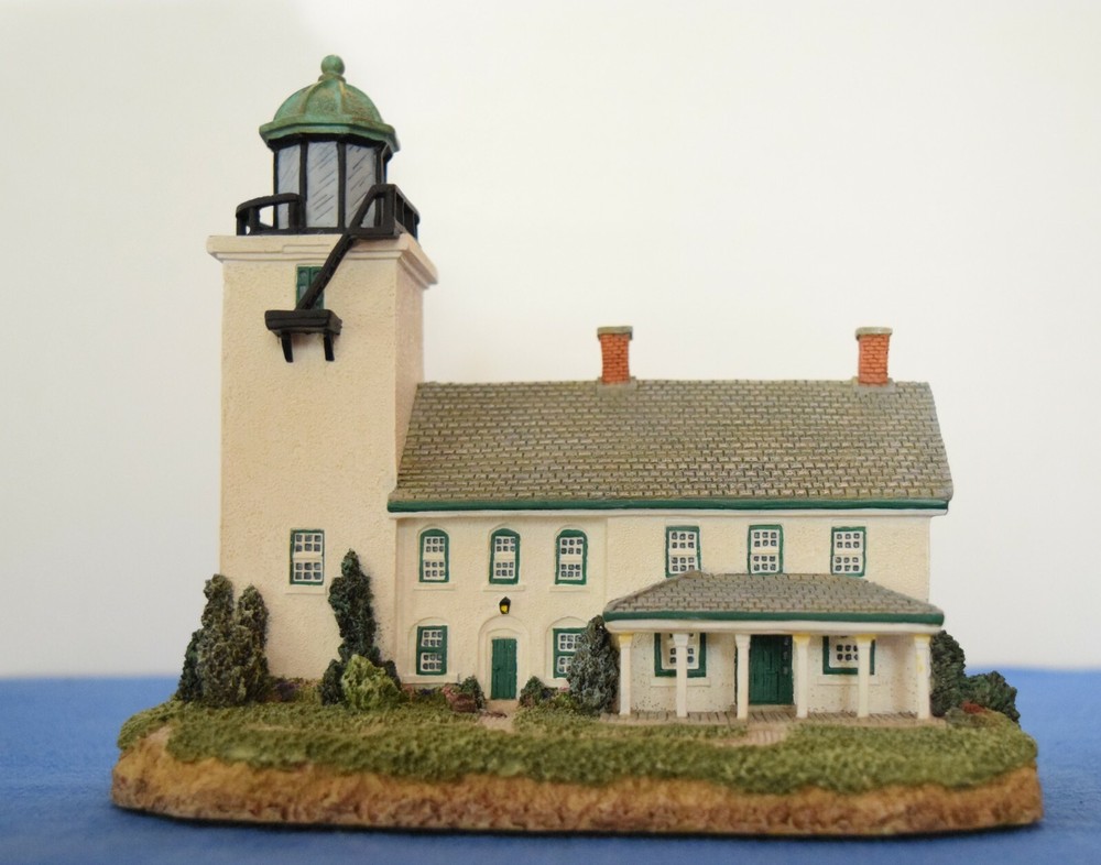 Harbour Lights Horton Point, NY. Mint in box with a COA.