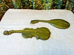 VINTAGE “ROYAL” CAST METAL VIOLIN & MANDOLIN OLIVE GREEN WALL DECOR HANGING 18″