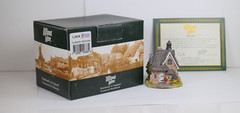 Lilliput Lane School Friends L2838. Mint in its original box with a deed.