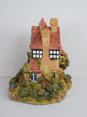 Lilliput Lane Beacon Heights. In excellent condition, original box with deed.