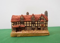Lilliput Lane William Shakespeare Birthplace Version 3 Mint in box with a deed.
