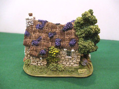 Lilliput Lane Bonnie Scotland L2549 Mint in box with a deed.