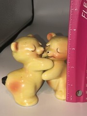 ￼Vintage ceramic salt pepper shakers Bears Light Brown Tellington Huggers Fun