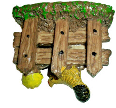 VINTAGE UNBRANDED TWO (2) CERAMIC FARM ROOSTER FENCE KNICK-KNACKS – VG – READ