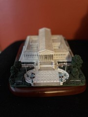 Danbury Mint The U.S. Supreme Court Deluxe Sculpture Washington D.C. Wood Base