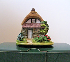 Lilliput Lane Granny’s Bonnet L2080 Mint in its original box with a deed.