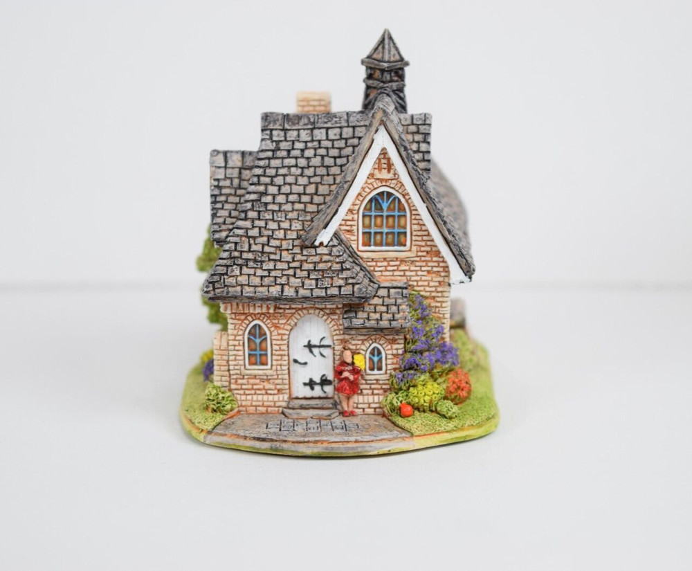Lilliput Lane School Friends L2838. Mint in its original box with a deed.