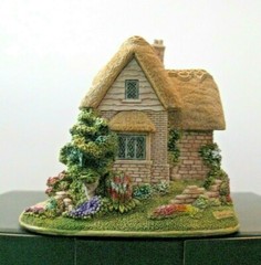 Lilliput Lane Collectibles To The Rescue. Mint in original box with deed.