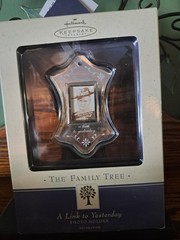 HALLMARK 2003 The Family Tree Keepsake Picture Ornament Display Tree & 5 Frames