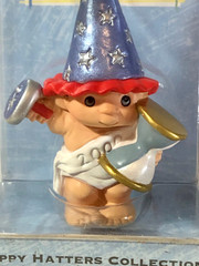 2000 HALLMARK MERRY MINIATURE HAPPY HATTERS TINY TOPPER FIGURINE