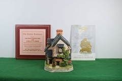 David Winter The Tartan Teahouse Mint in original box with a COA.