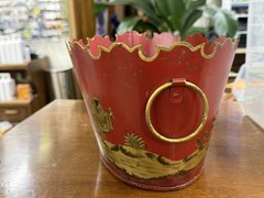 VINTAGE LARGE CHINOISERIE CHINESE RED TOLE TOLEWARE CACHEPOT PLANTER