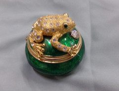 Gold Tone Frog On A Round Trinket Box With Green Rhinestone Eyes ~ Unbranded