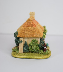 Lilliput Lane Rose Bouquet . Mint in its original box with a deed.