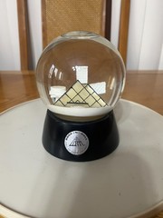 VINTAGE SOUVENIR OF THE ROCK AND ROLL HALL OF FAME GLITTER SNOW GLOBE