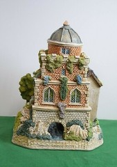 David Winter Island of Devotion. Mint in its original box with a COA .