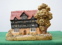 Lilliput Lane Warwick Hall In excellent condition, boxed. Signed. Version 3.
