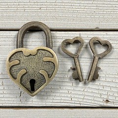 Heart Lock Solid Brass With Antique Finish And Heart Keys (2″ x 1.25″)