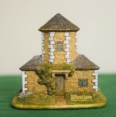 Lilliput Lane The Hermitage L3267. Mint in its original box with a deed