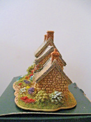 Lilliput Lane Number Three Mint in its original box with a deed. L3015