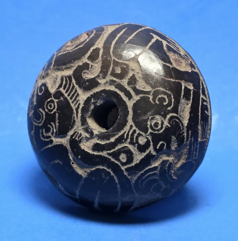 PRE-COLUMBIAN MIXTEC DECORATED CERAMIC SPINDLE WHORL WITH ZOOMORPHIC MOTIF