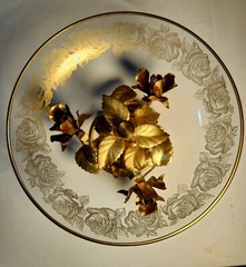 VINTAGE MID CENTURY ITALIAN 24K GOLD COLORED GILT TOLE ROSE PEDESTAL CANDY BOWL