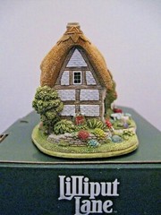 Lilliput Lane Cottages The Wrinkled Stocking Tearoom.Mint in box with a deed.