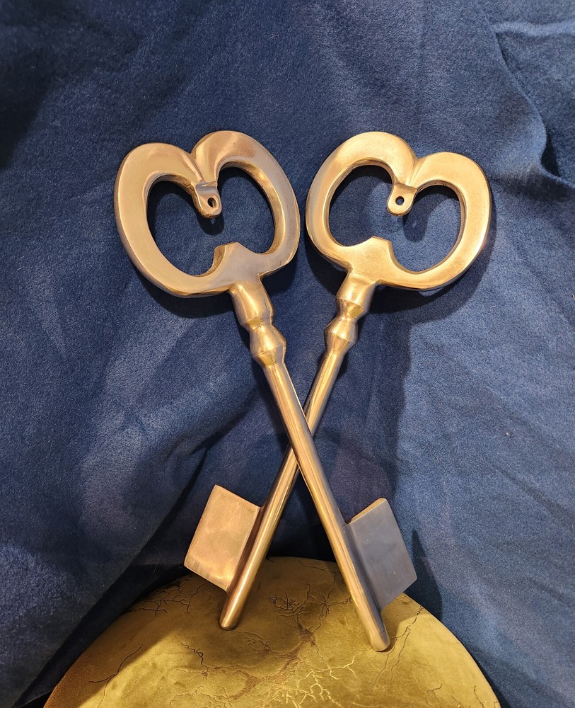 Unknown Pair of Vintage wall decor “KEYS” Pewter-14.9 oz.-15.25″x5.25″x1″ each!