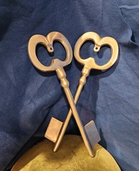 Unknown Pair of Vintage wall decor “KEYS” Pewter-14.9 oz.-15.25″x5.25″x1″ each!