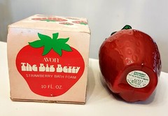 Avon Big Berry Decanter Strawberry Bath Foam 10 oz Red Plastic Bottle NOS Box