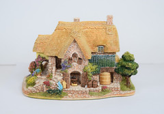 Lilliput Lane Old Scrumpy Farm. Mint in its original box with a deed. L2394