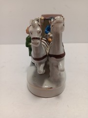 Hand Painted Porcelain Stagecoach W/Passengers Figurine Made In Japan 6.5″L