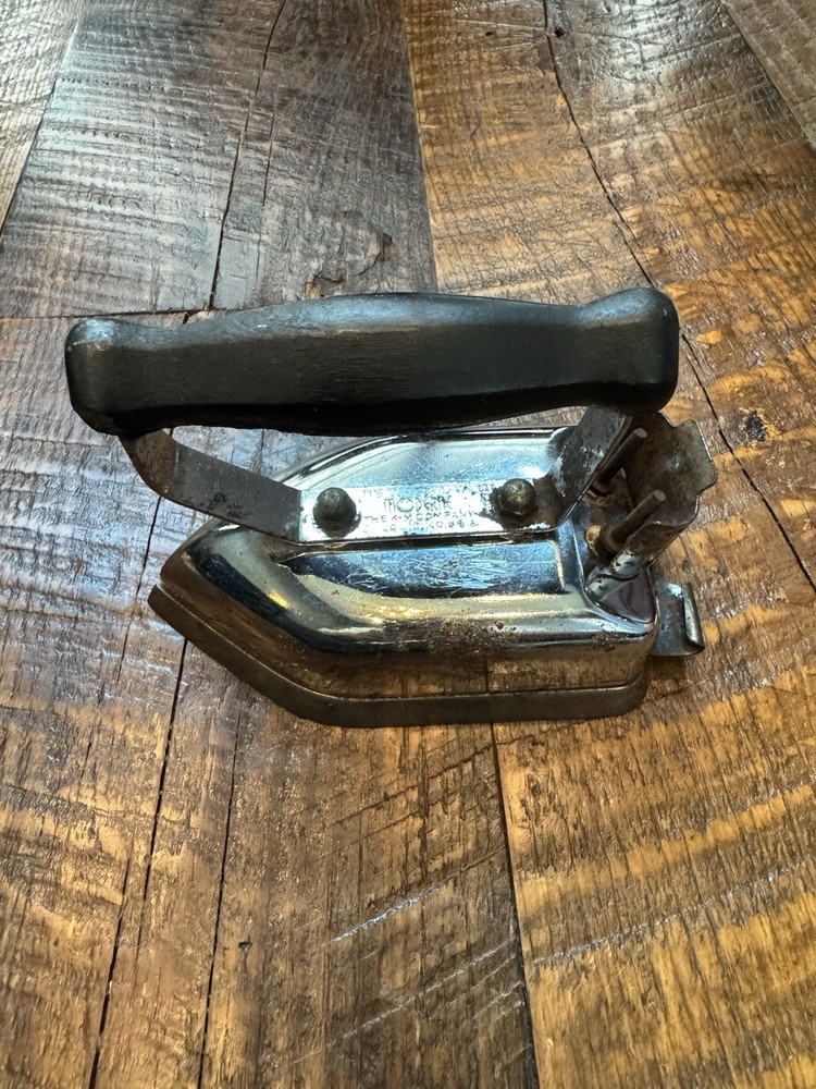 Vintage 1940s Moderne Iron By Knapp-Monarch K-M Company – No Power Cord